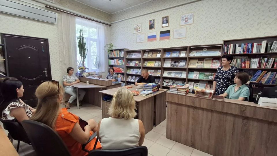 Сегодня депутат Тельмановского муниципального совета Максим Скрипка встретился с коллективом МБУ «Тельмановская централизованная библиотечная система»