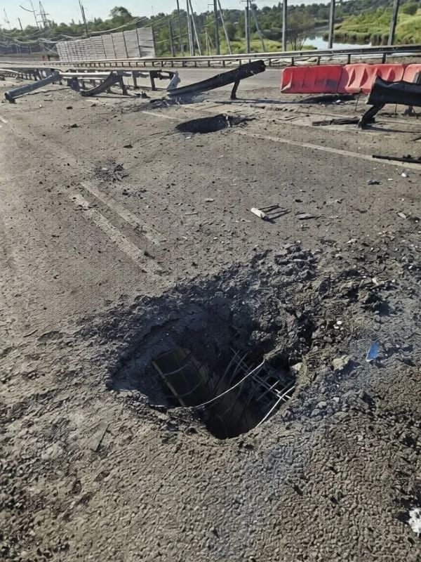 Опубликованы последствия вчерашнего удара ВСУ по автомобильному мосту через реку Грузский Еланчик в Новоазовском районе, расположенному вблизи границы ДНР и Ростовской области Опубликованы последствия вчерашнего удара ВСУ по автомобильному мосту через реку Грузский Еланчик в Новоазовском районе, расположенному вблизи границы ДНР и Ростовской области