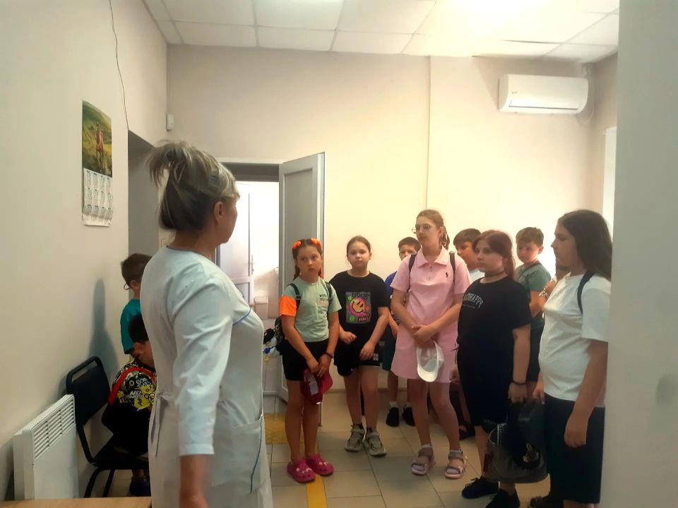 В рамках партийного проекта «Мир возможностей» для ребят из школьного лагеря в селе Мелекино организовали настоящий профориентационный десант — экскурсию в местную амбулаторию В рамках партийного проекта «Мир возможностей» для ребят из школьного лагеря в селе Мелекино организовали настоящий профориентационный десант — экскурсию в местную амбулаторию