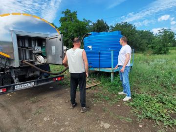 В рамках протокольного поручения Главы Республики Дениса Пушилина депутат Торезского городского совета Иван Масленников проконтролировал подвоз воды в ранее установленную емкость по ул. Глеба Успенского