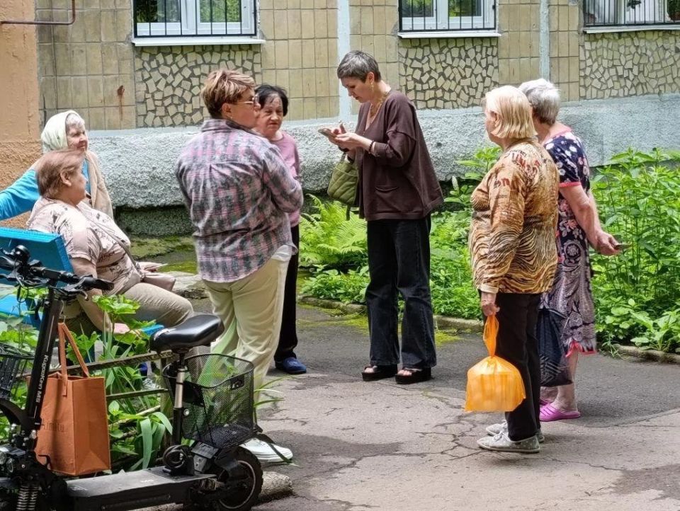 Иван Адамец: Возле дома №18 на улице 60-летия СССР прошла встреча с участием заместителя руководителя Управы Куйбышевского района Елены Строгановой в рамках проекта «Управдом»