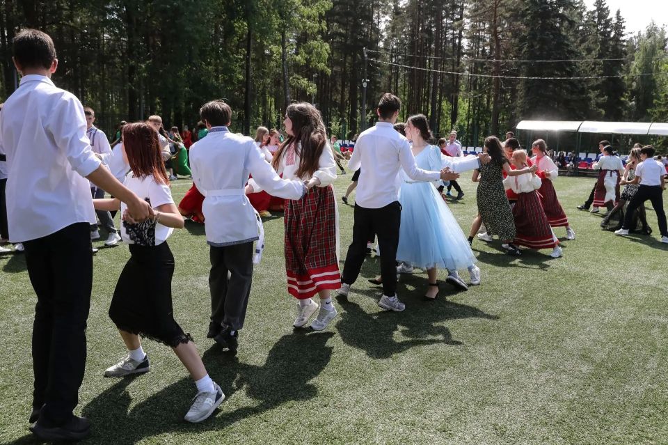 Мариупольские школьники стали участниками театрализованного бала-маскарада в лагере «Дружных» в Санкт-Петербурге Мариупольские школьники стали участниками театрализованного бала-маскарада в лагере «Дружных» в Санкт-Петербурге