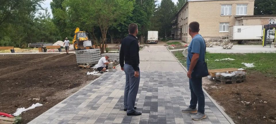 В рамках реализации программы Комплексного развития сельских территорий и партийного проекта «Городская среда» партии «Единая Россия» председатель Тельмановского муниципального совета Дмитрий Липчанский провёл мониторинг... В рамках реализации программы Комплексного развития сельских территорий и партийного проекта «Городская среда» партии «Единая Россия» председатель Тельмановского муниципального совета Дмитрий Липчанский провёл мониторинг...