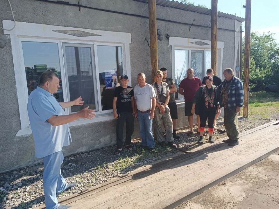 Заведующий Солнцевским территориальным сектором Администрации Старобешевского муниципального округа Сергей Сеферов провёл встречу с трудовым коллективом ООО «Колос» села Краснополье