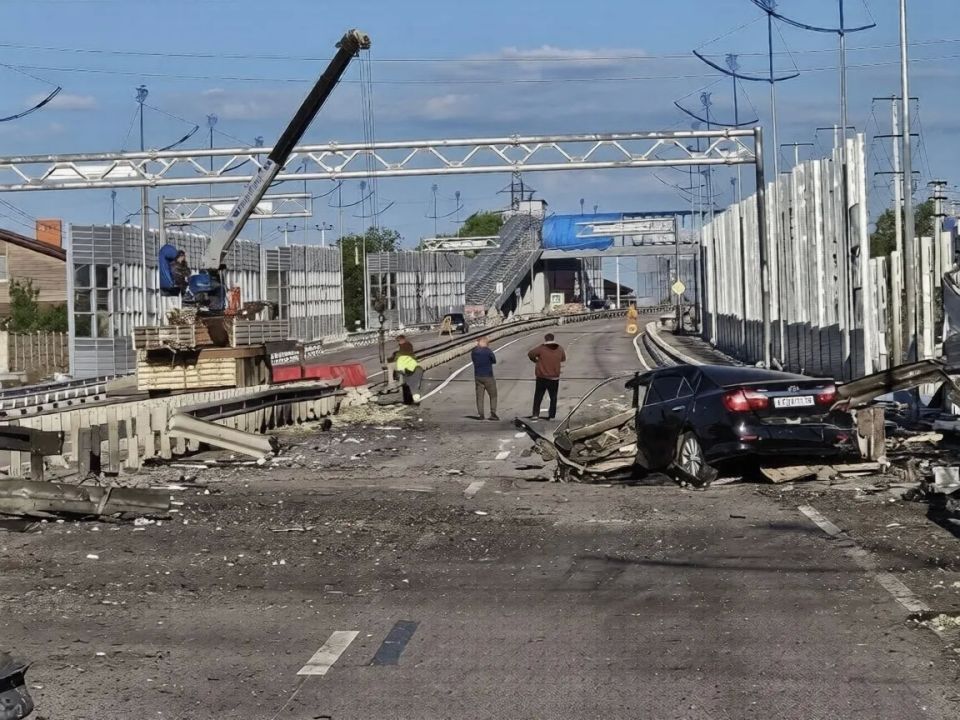 Опубликованы последствия вчерашнего удара ВСУ по автомобильному мосту через реку Грузский Еланчик в Новоазовском районе, расположенному вблизи границы ДНР и Ростовской области
