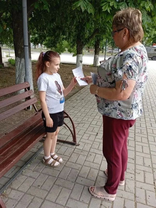 В Мангушской поселковой библиотеке для детей прошла акция «Пусть всегда будет солнце» В Мангушской поселковой библиотеке для детей прошла акция «Пусть всегда будет солнце»