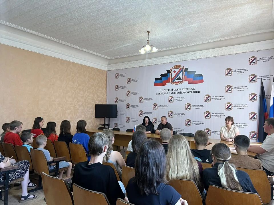 Пообщались на равных. Кирилл Колесников и Анастасия Кисиневская — депутаты Снежнянского городского совета ДНР I созыва фракции Всероссийской политической партии «Единая Россия» встретились с активной городской молодежью Пообщались на равных. Кирилл Колесников и Анастасия Кисиневская — депутаты Снежнянского городского совета ДНР I созыва фракции Всероссийской политической партии «Единая Россия» встретились с активной городской молодежью