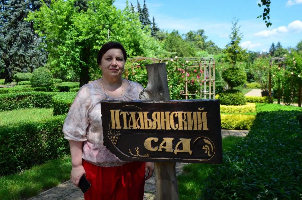 Полосатые, двухцветные и даже хамелеоны: в Донецком ботаническом саду пик цветения роз
