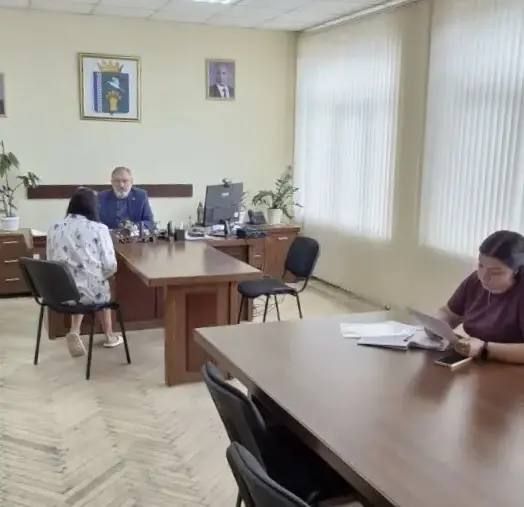 Забота о людях — в центре внимания: секретарь местного отделения провел прием граждан Забота о людях — в центре внимания: секретарь местного отделения провел прием граждан
