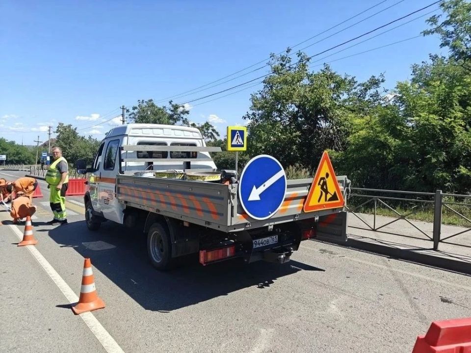 В Снежном продолжают обновлять дорожную инфраструктуру В Снежном продолжают обновлять дорожную инфраструктуру