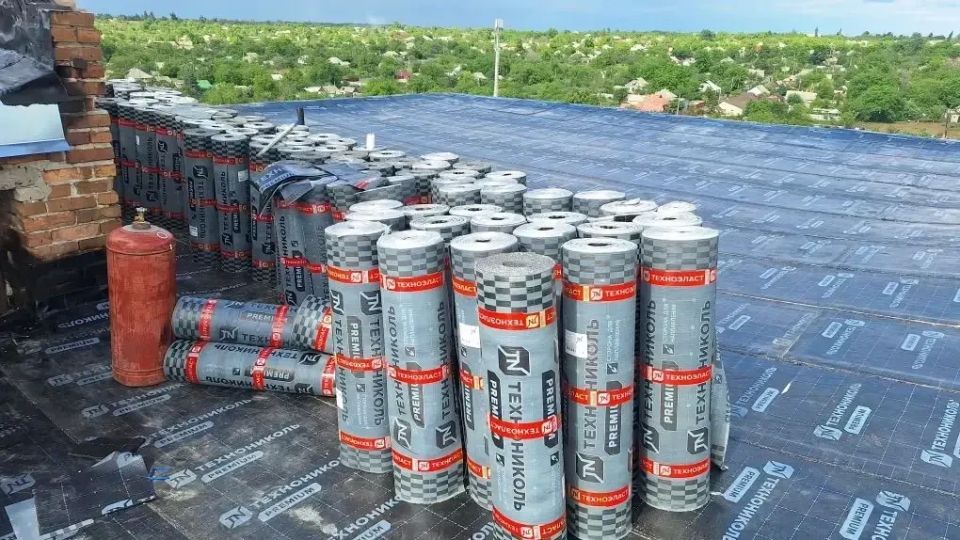 Самарцы ремонтируют кровли в Снежном Самарцы ремонтируют кровли в Снежном