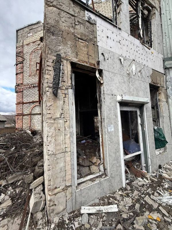 Школьники из Волновахи придумали, как превратить заброшку в галерею уличного искусства Школьники из Волновахи придумали, как превратить заброшку в галерею уличного искусства
