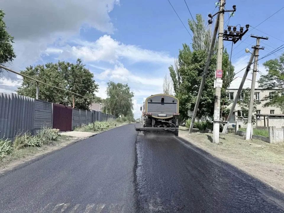 Ещё обновленные дороги. В рамках народной программы Единой России в Донецкой Народной Республике в селе Ильичевское Мангушского округа завершили обновление дороги при поддержке Нижегородской области Ещё обновленные дороги. В рамках народной программы Единой России в Донецкой Народной Республике в селе Ильичевское Мангушского округа завершили обновление дороги при поддержке Нижегородской области
