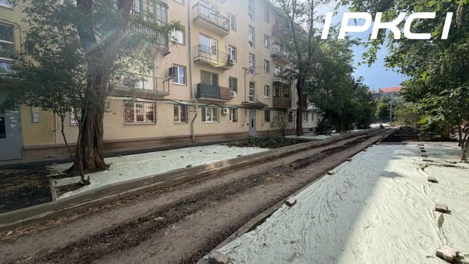 В Мариуполе продолжается реализация программы благоустройства придомовых территорий на 2024–2026 годы В Мариуполе продолжается реализация программы благоустройства придомовых территорий на 2024–2026 годы