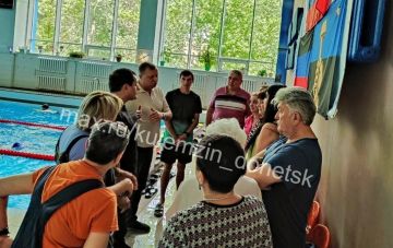 В Кировском районе состоялась встреча с трудовым коллективом спортивного комплекса «Кировец», которую провел заместитель главы администрации городского округа Донецк