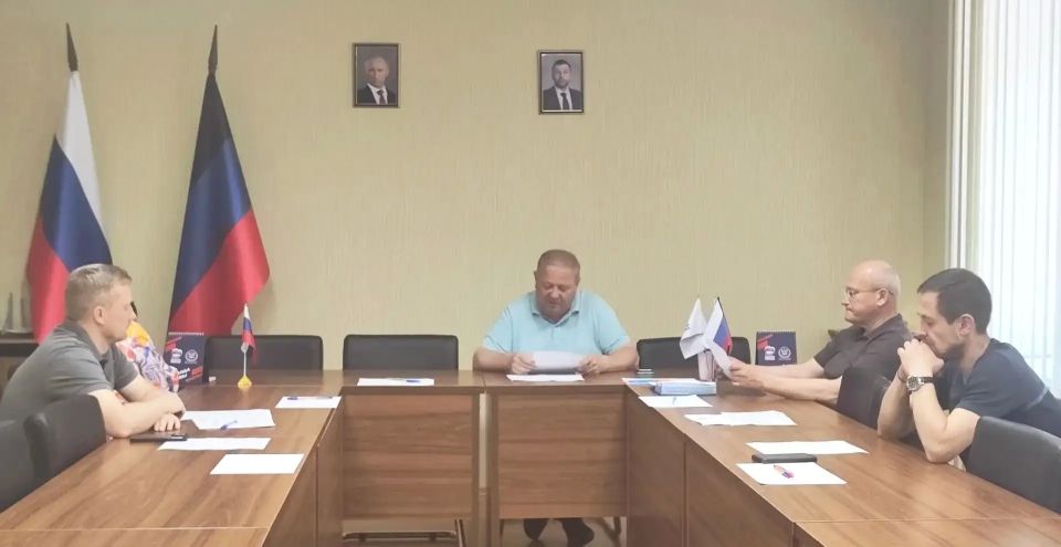 РАБОТА КОМИТЕТОВ. Михаил Рыбаков и члены комитета по вопросам местного самоуправления, регламента, кадров и депутатской этики обсудили ряд проектов в рамках очередного заседания
