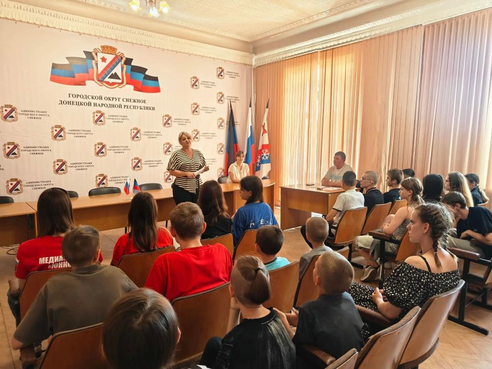В Снежном обсудили приоритетные направления молодежной политики
