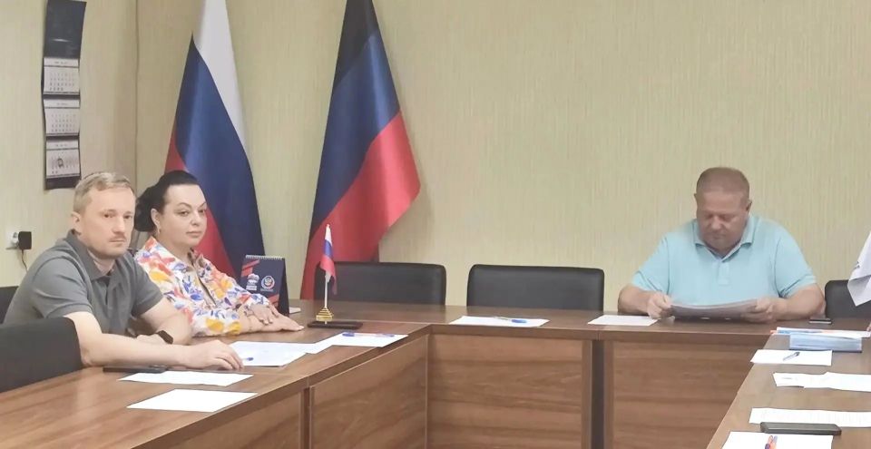 РАБОТА КОМИТЕТОВ. Михаил Рыбаков и члены комитета по вопросам местного самоуправления, регламента, кадров и депутатской этики обсудили ряд проектов в рамках очередного заседания РАБОТА КОМИТЕТОВ. Михаил Рыбаков и члены комитета по вопросам местного самоуправления, регламента, кадров и депутатской этики обсудили ряд проектов в рамках очередного заседания