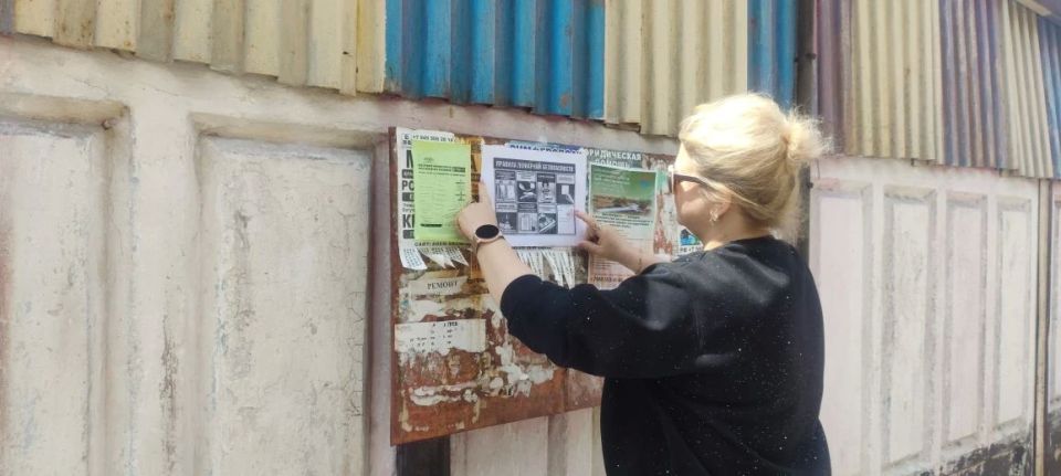 Сегодня сотрудники МБУ «Дебальцевский центр культуры и досуга» провели важную информационную акцию: на информационных стендах города появились листовки по пожарной безопасности Сегодня сотрудники МБУ «Дебальцевский центр культуры и досуга» провели важную информационную акцию: на информационных стендах города появились листовки по пожарной безопасности