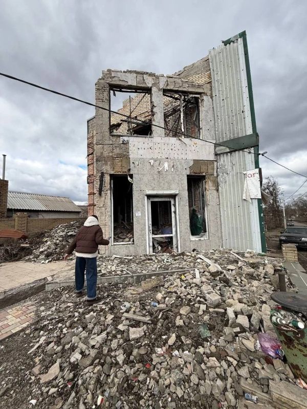 Школьники из Волновахи придумали, как превратить заброшку в галерею уличного искусства Школьники из Волновахи придумали, как превратить заброшку в галерею уличного искусства