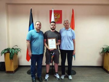 Председатель Торезского городского совета Александр Казмерчук вручил благодарственное письмо и памятный подарок мастеру спорта по лёгкой атлетике, многократному чемпиону и призёру России Виталию Осмаченко за выдающиеся...