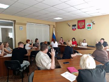В администрации Амвросиевского муниципального округа состоялось очередное заседание комиссии по делам несовершеннолетних и защите их прав под председательством Крюковой Елены Николаевны