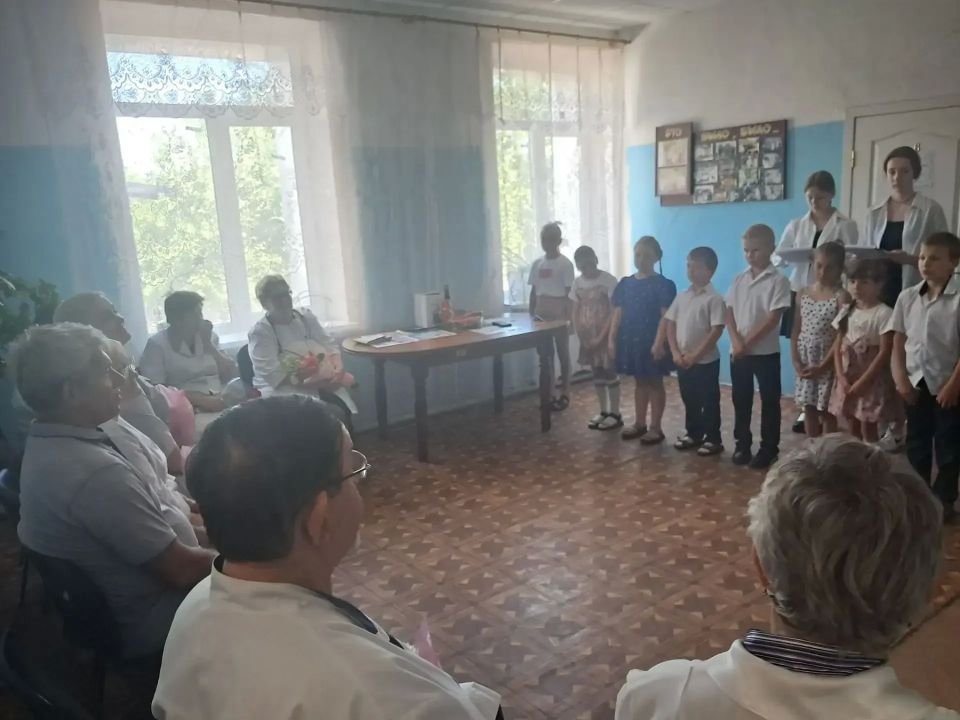 В преддверии Дня медицинского работника воспитанники пришкольного лагеря подготовили трогательный сюрприз для коллектива Мирненской врачебной амбулатории ОПСМ