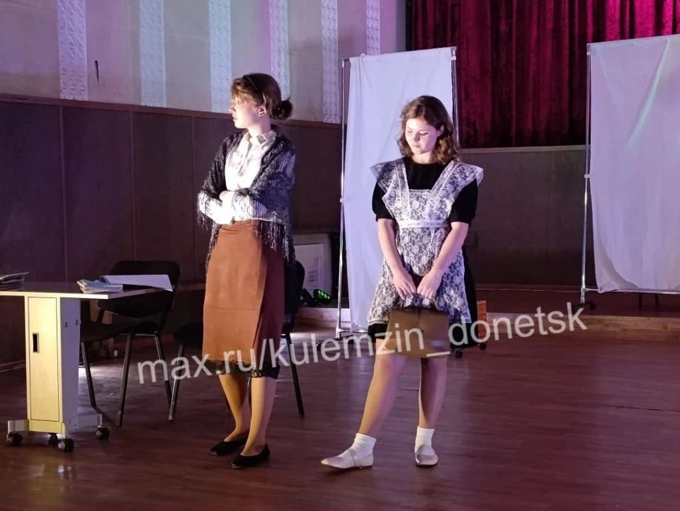 Сегодня в Донецком городском молодежном центре с грандиозным успехом прошел экзаменационный открытый показ отрывков классических произведений «Играем в классики» Сегодня в Донецком городском молодежном центре с грандиозным успехом прошел экзаменационный открытый показ отрывков классических произведений «Играем в классики»