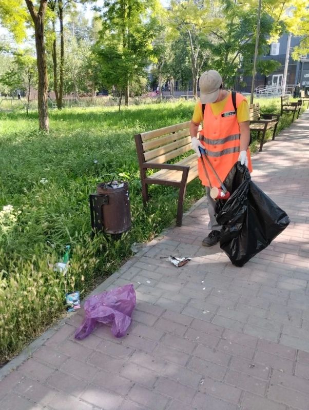 Рабочие зеленого строительства наводят чистоту в парках и скверах Рабочие зеленого строительства наводят чистоту в парках и скверах