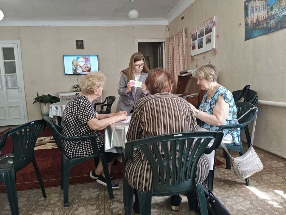 Арт-терапия в Макеевке. В Центре социального обслуживания населения Центрально-Городского внутригородского района города Макеевки состоялось необычное занятие: «Пластичность сознания: арт-терапевтическая экспрессия» Арт-терапия в Макеевке. В Центре социального обслуживания населения Центрально-Городского внутригородского района города Макеевки состоялось необычное занятие: «Пластичность сознания: арт-терапевтическая экспрессия»