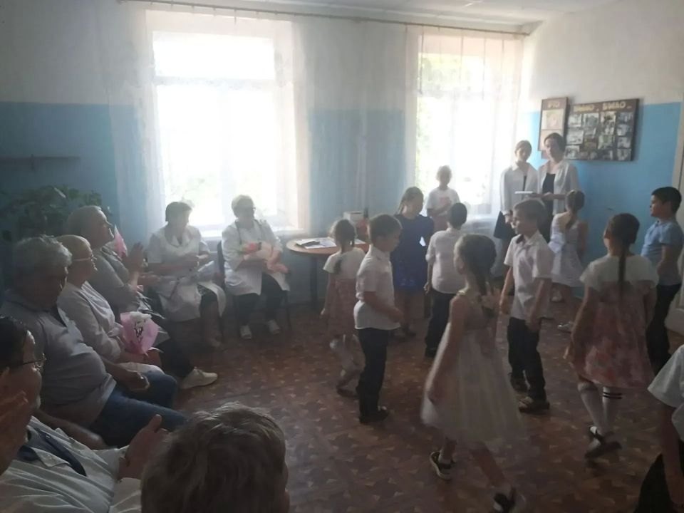 В преддверии Дня медицинского работника воспитанники пришкольного лагеря подготовили трогательный сюрприз для коллектива Мирненской врачебной амбулатории ОПСМ В преддверии Дня медицинского работника воспитанники пришкольного лагеря подготовили трогательный сюрприз для коллектива Мирненской врачебной амбулатории ОПСМ