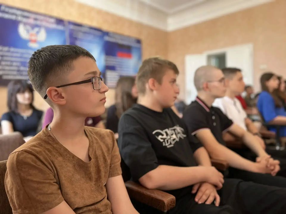 Пообщались на равных. Кирилл Колесников и Анастасия Кисиневская — депутаты Снежнянского городского совета ДНР I созыва фракции Всероссийской политической партии «Единая Россия» встретились с активной городской молодежью Пообщались на равных. Кирилл Колесников и Анастасия Кисиневская — депутаты Снежнянского городского совета ДНР I созыва фракции Всероссийской политической партии «Единая Россия» встретились с активной городской молодежью