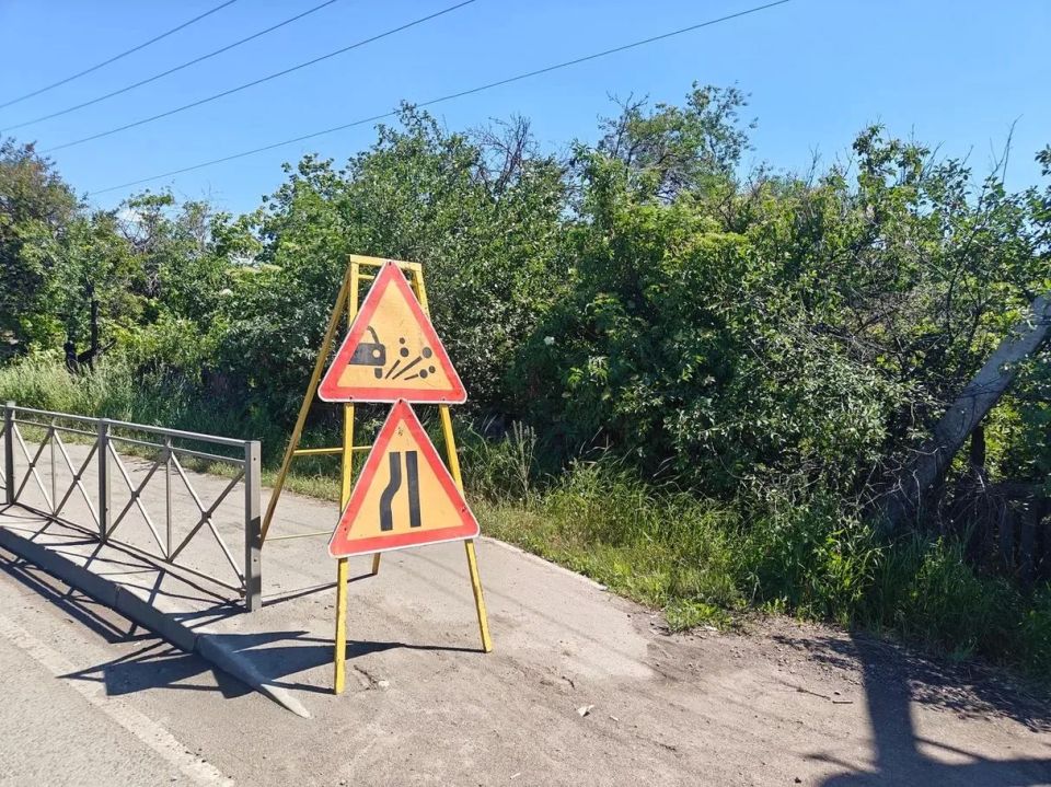 В Снежном продолжают обновлять дорожную инфраструктуру В Снежном продолжают обновлять дорожную инфраструктуру