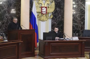 Длительное лечение и реабилитация после ранения, полученного в ходе выполнения боевых задач – это уважительные причины для постановки на жилищный учет, указал Президиум Верховного Суда в обзоре практики по вопросам...