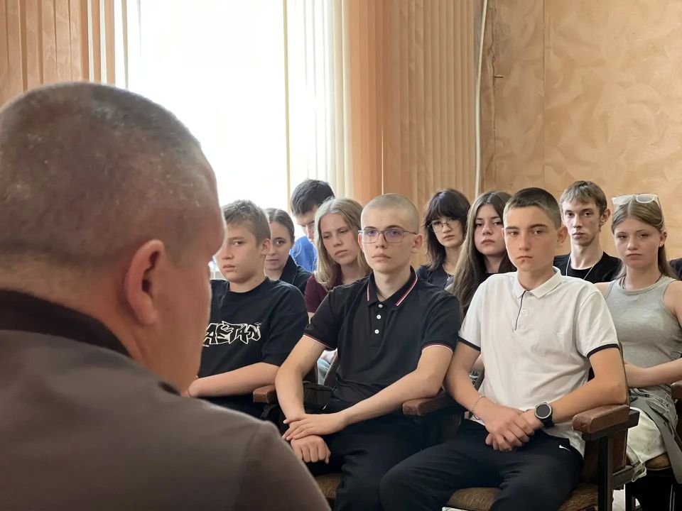 Пообщались на равных. Кирилл Колесников и Анастасия Кисиневская — депутаты Снежнянского городского совета ДНР I созыва фракции Всероссийской политической партии «Единая Россия» встретились с активной городской молодежью Пообщались на равных. Кирилл Колесников и Анастасия Кисиневская — депутаты Снежнянского городского совета ДНР I созыва фракции Всероссийской политической партии «Единая Россия» встретились с активной городской молодежью