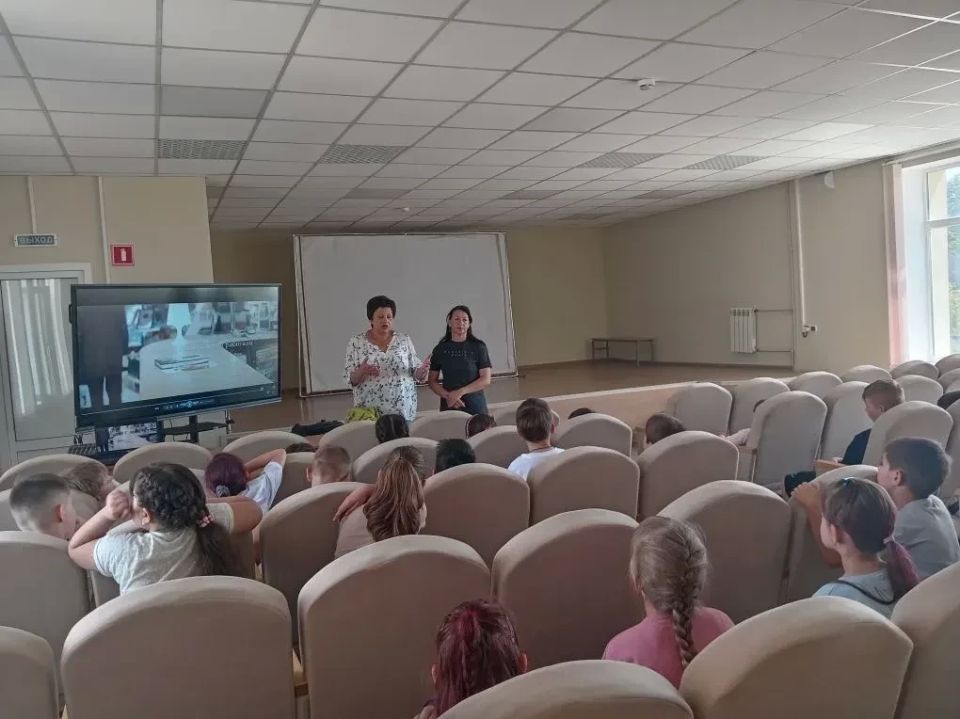«Другие люди»: в Мангушской школе № 2 показали фильм о главном «Другие люди»: в Мангушской школе № 2 показали фильм о главном