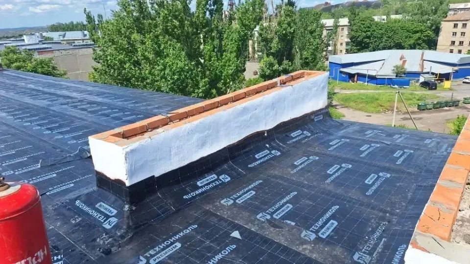 Самарцы ремонтируют кровли в Снежном Самарцы ремонтируют кровли в Снежном