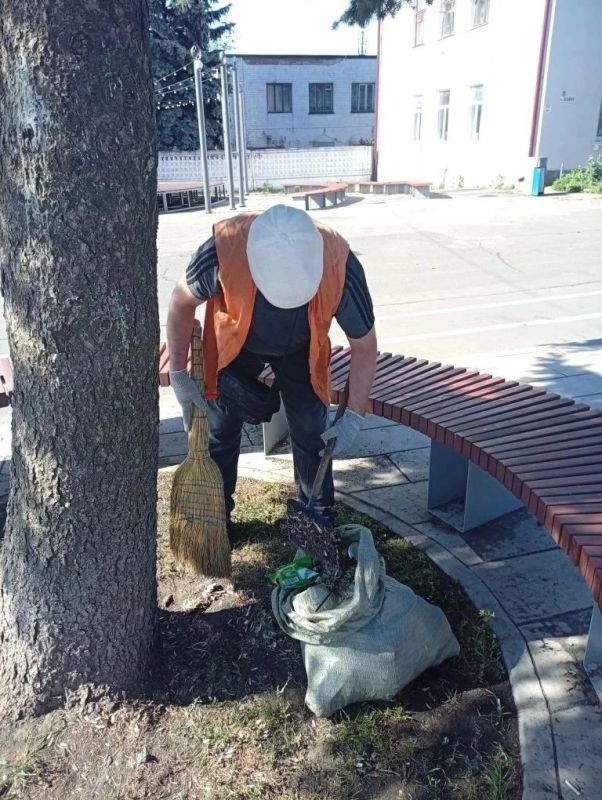Коммунальщики Снежного продолжают благоустраивать территории общего пользования Коммунальщики Снежного продолжают благоустраивать территории общего пользования