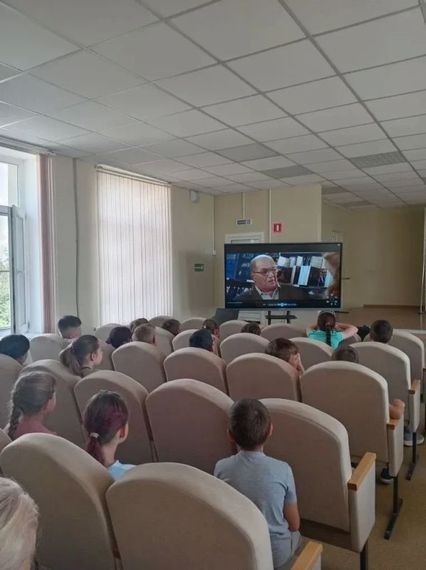 «Другие люди»: в Мангушской школе № 2 показали фильм о главном «Другие люди»: в Мангушской школе № 2 показали фильм о главном