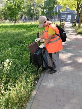 Рабочие зеленого строительства наводят чистоту в парках и скверах
