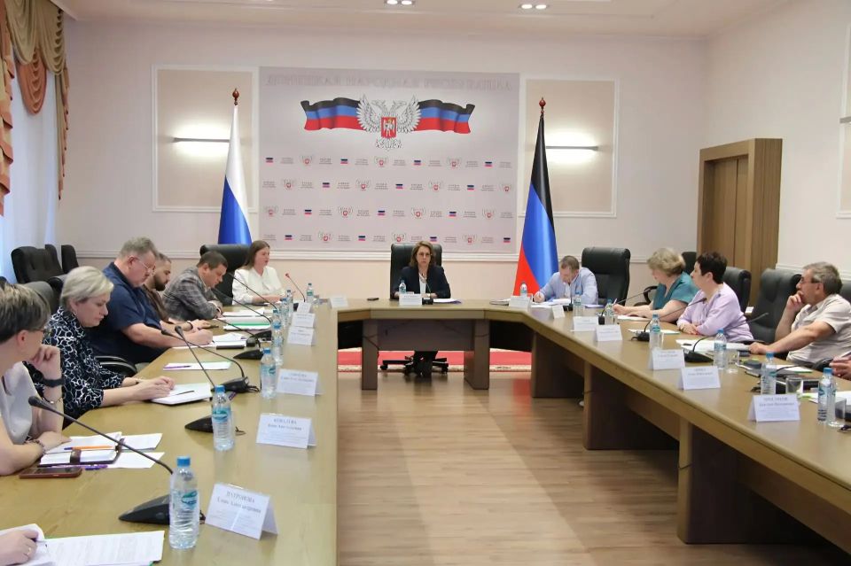 В Правительстве обсудили работу Республиканской комиссии по делам несовершеннолетних и защите их прав в ДНР В Правительстве обсудили работу Республиканской комиссии по делам несовершеннолетних и защите их прав в ДНР