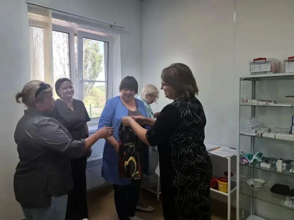 Сотрудники филиала «Золотаревский СДК» МБУ «ХГДК» навестили дорогих сердцу работников ГБУ ДНР ЦГБ г.Харцызск ФАП с.Золотаревка, чтобы лично поздравить их с Днем медицинского работника Сотрудники филиала «Золотаревский СДК» МБУ «ХГДК» навестили дорогих сердцу работников ГБУ ДНР ЦГБ г.Харцызск ФАП с.Золотаревка, чтобы лично поздравить их с Днем медицинского работника