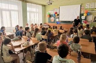 «Дед боролся с фашизмом, и я снова это делаю»: Ветеран СВО из ДНР Роман Картамышев рассказал школьникам о цене мира и важности единства