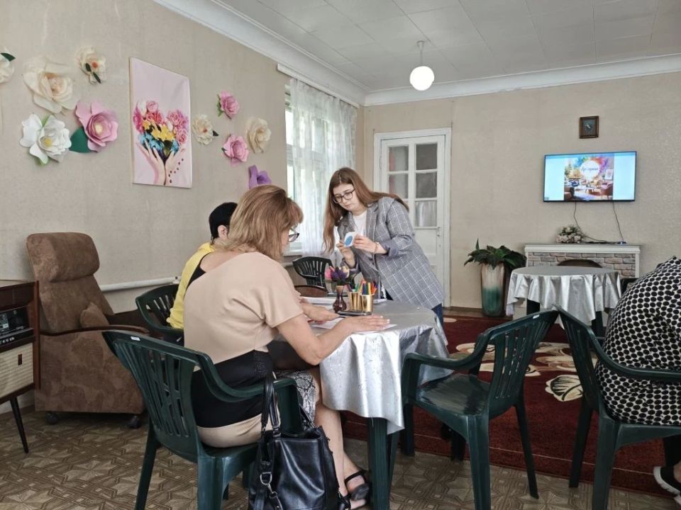Арт-терапия в Макеевке. В Центре социального обслуживания населения Центрально-Городского внутригородского района города Макеевки состоялось необычное занятие: «Пластичность сознания: арт-терапевтическая экспрессия» Арт-терапия в Макеевке. В Центре социального обслуживания населения Центрально-Городского внутригородского района города Макеевки состоялось необычное занятие: «Пластичность сознания: арт-терапевтическая экспрессия»