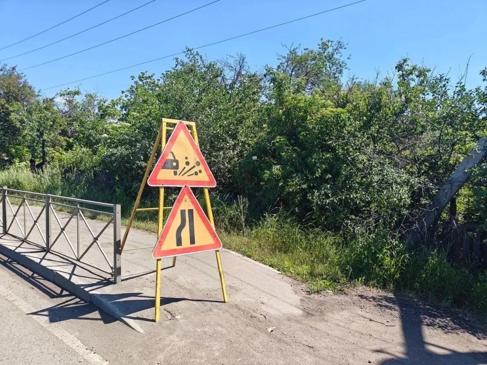В Снежном продолжают обновлять дорожную инфраструктуру В Снежном продолжают обновлять дорожную инфраструктуру