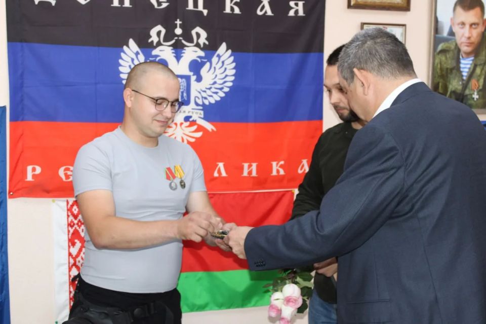 В Горловке ветерану спецоперации вручили ключи от квартиры В Горловке ветерану спецоперации вручили ключи от квартиры