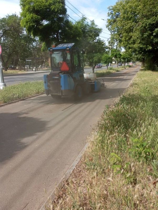 На Приморском бульваре коммунальщики провели уборку тротуаров