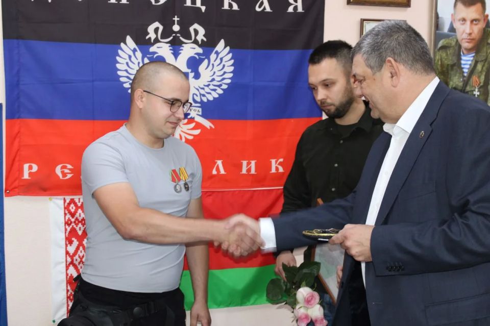 В Горловке ветерану спецоперации вручили ключи от квартиры В Горловке ветерану спецоперации вручили ключи от квартиры
