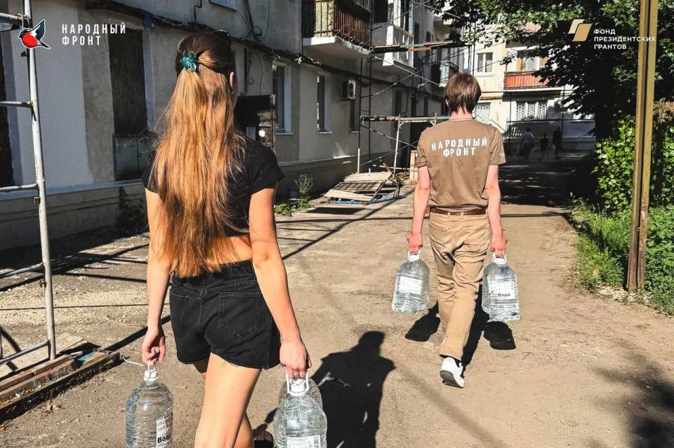 Народный фронт доставил воду пожилым ясиноватцам Народный фронт доставил воду пожилым ясиноватцам