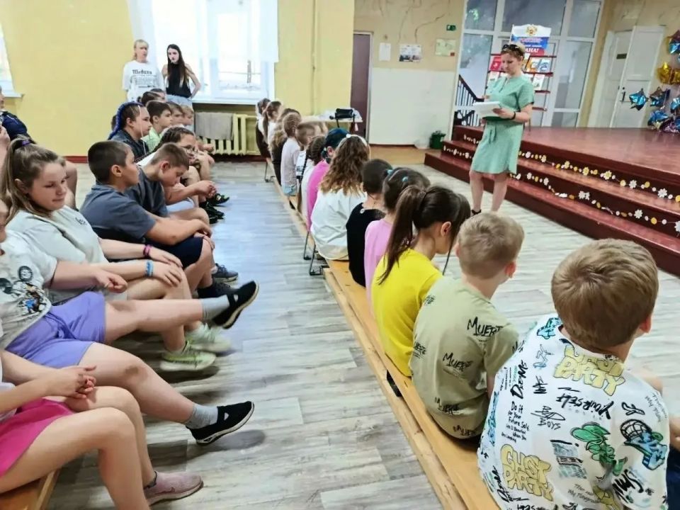 18 июня, библиотекарь детской центральной библиотекарь пришла в гости к воспитанникам пришкольного лагеря «Ромашка», организованного на базе ГБОУ «СШ №2 г.о. Харцызск», и провела информчас «Такое трудное слово - экстремизм» 18 июня, библиотекарь детской центральной библиотекарь пришла в гости к воспитанникам пришкольного лагеря «Ромашка», организованного на базе ГБОУ «СШ №2 г.о. Харцызск», и провела информчас «Такое трудное слово - экстремизм»